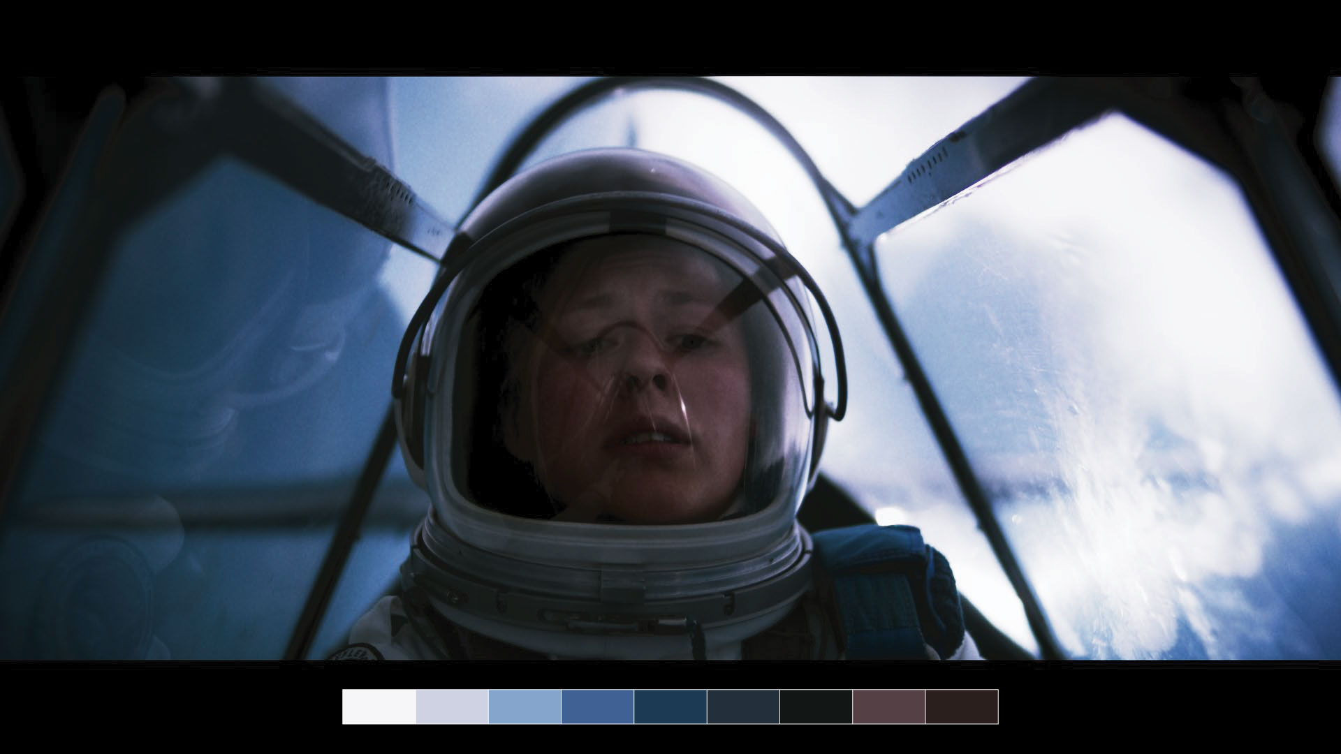 Página de una look bible — fotograma de una astronauta con la paleta de color del bloque desplegada en una tira inferior.